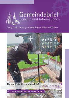 Ein Zimmermann zerlegt auf dem Kirchturm in Wallesau die Turmzier. So kann sie leichter zum Überarbeiten abtransportiert werden.